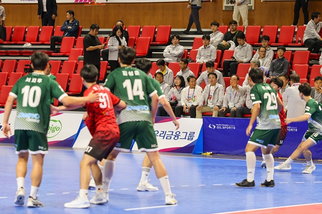▲ 김진태 강원특별자치도지사가 제106회 전국체전 열기로 가득한 부산에서 17일~18일 이틀 간 강원 선수단의 경기 현장을 찾아 응원했다. ⓒ강원특별자치도