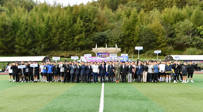 ▲ 2025 화천군 DMZ 민·군·관 축구대회가 지난 17일 상서면 인조구장에서 최문순 군수, 류희상 군의장과 군의원, 송호관 군체육회장 및 축구동호인등이 참석한 가운데 열렸다. ⓒ화천군
