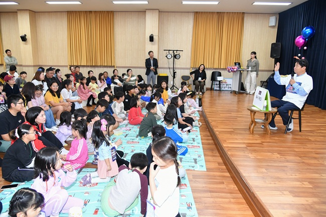 ▲ 화천어린이도서관 개관 9주년 기념행사가 18일 도서관에서 최문순 군수, 관내 어린이와 학부모들이 참석한 가운데 열렸다. ⓒ화천군