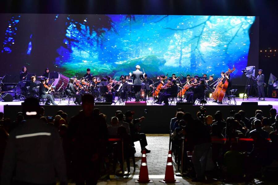 ▲ 18일 장성 황룡강 가을꽃축제에서 첫선을 보인 밀레니엄 심포니 오케스트라 공연ⓒ장성군 제공
