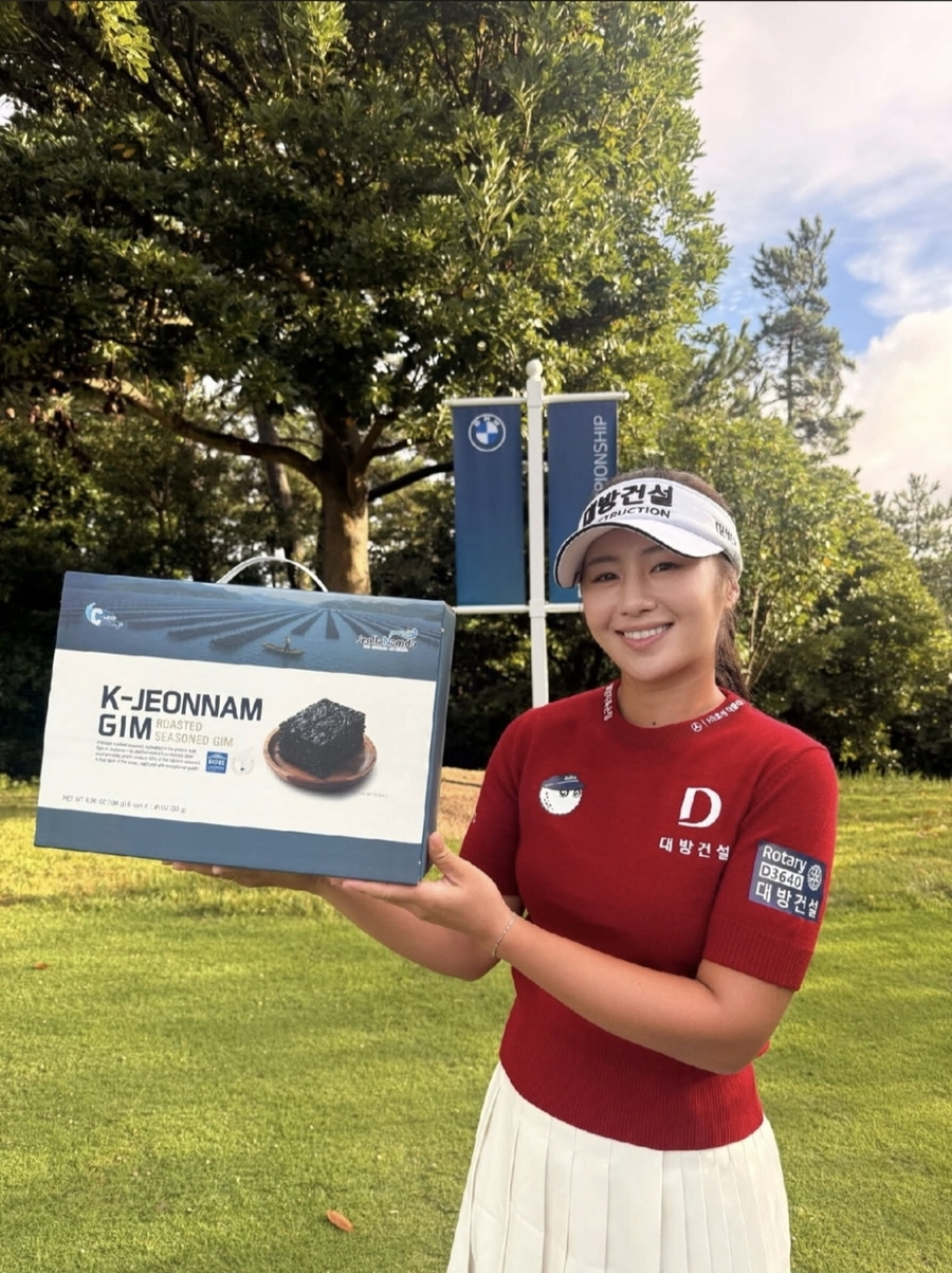 ▲ LPGA BMW 레이디스 챔피언십-K 전남김 들고 있는 이정은6 선수(LPGA 출전선수)ⓒ전라남도 제공