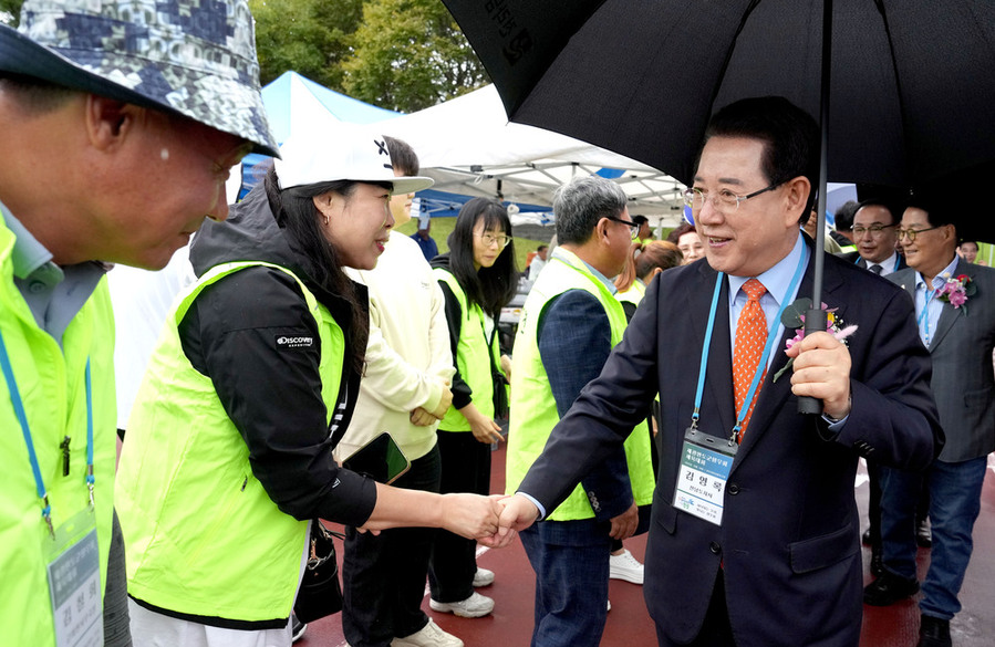 ▲ 김영록 전라남도지사가 18일 광주광역시 상무시민공원에서 열린 ‘재광완도군향우회 제13회 한마음체육대회’ 행사에서 향우회원들을 격려하고 있다.ⓒ전라남도 제공