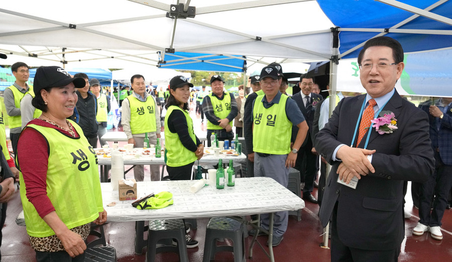 ▲ 김영록 전라남도지사가 18일 광주광역시 상무시민공원에서 열린 ‘재광완도군향우회 제13회 한마음체육대회’ 행사에서 고향사랑 실천 유공자에게 표창패를 수여하고 기념촬영을 하고 있다.ⓒ전라남도 제공