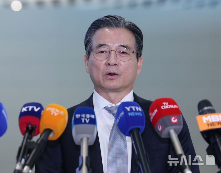 ▲ 김용범 대통령실 정책실장이 한미 관세 협상 후속 협의를 위해 16일 인천국제공항 제2터미널에서 워싱턴 D.C.로 출국하기 앞서 취재진의 질문에 답하고 있다. 2025.10.16. ⓒ뉴시스