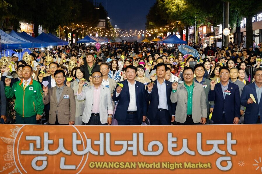 ▲ 지난 18일 광산구 월곡동 목련로 일원에서 광주 광산구 주최로 열린 ‘광산세계야시장’의 참석자들이 종이비행기를 접어 개최를 기념하고 있다.(왼쪽4번째 이정선 광주교육감,5번째 박균택 광산갑국회의원)ⓒ광주시교육청 제공