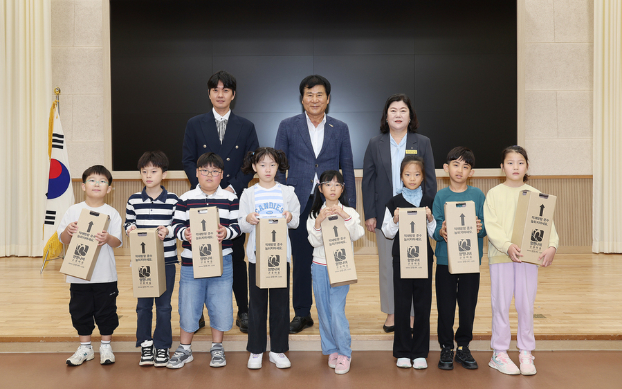 ▲ 16일, 함평군교육지원청 대회의실, ‘나비 한 살이 관찰 세트 기증식 및 업무협약_뒷줄 왼쪽부터 최훈철 대표, 이상익 함평군수, 박정애 교육장ⓒ함평군 제공