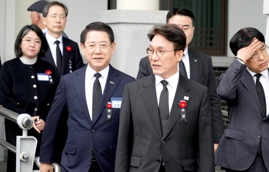 ▲ 김영록 전라남도지사가 19일 구례군 지리산역사문화관에서 열린 ‘여순사건 제77주기 합동추념식’ 행사에서 김민석 국무총리와 입장하고 있다.ⓒ전라남도 제공