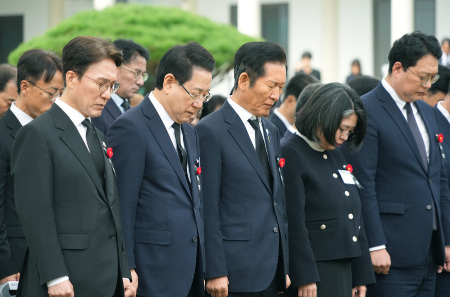 ▲ 김영록 전라남도지사가 19일 구례군 지리산역사문화관에서 열린 ‘여순사건 제77주기 합동추념식’ 행사에서 김민석 국무총리, 정청래 민주당 대표 등 국회의원들과 희생자들에 대한 묵념을 하고 있다.ⓒ전라남도 제공