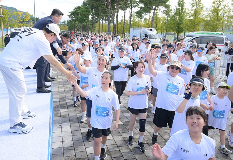 ▲ 최민호 세종시장이 최근 한글런 참가자들에게 인사를 하고 있다.ⓒ세종시