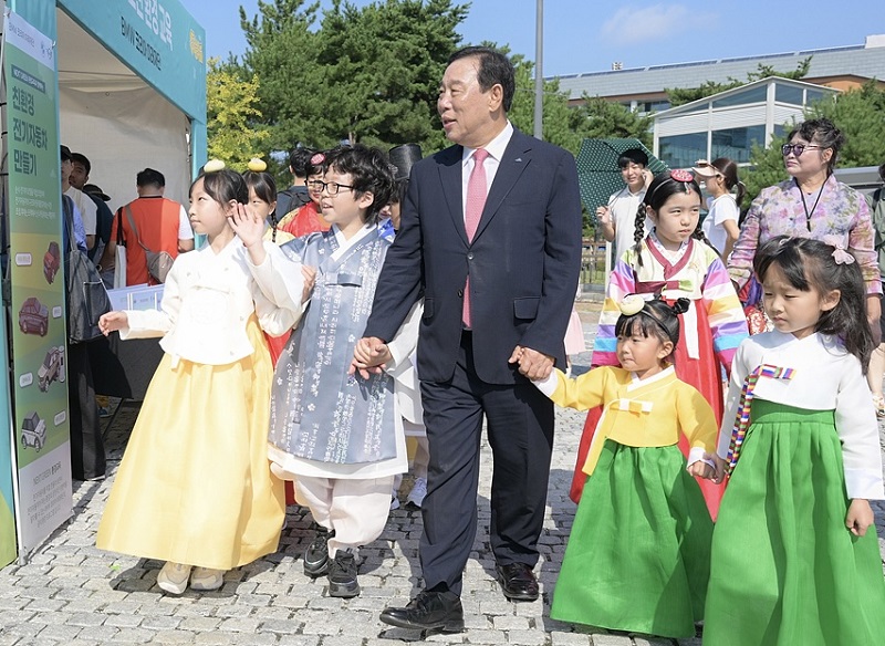 ▲ 최민호 세종시장이 579돌 한글날을 맞아 열린 세종한글축제에서 한복을 입은 어린이들과 함께 걸고 있다.ⓒ세종시