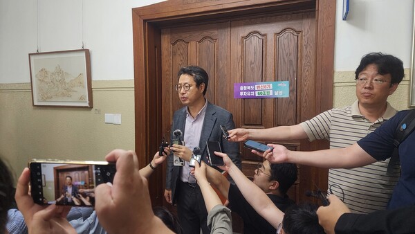 ▲ 김병태 충북도 대변인이 지난 8월 경찰의 압수수색과 관련해 충북도지사실 앞에서 기자들에게 브리핑하고 있다.ⓒ양승갑 기자