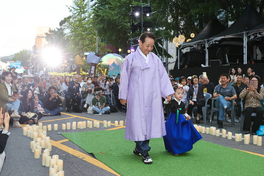 ▲ 광주 동구(청장 임택)는 ‘추억의 동화’를 주제로 열린 제22회 광주 추억의 충장축제_K 뷰티 한복쇼ⓒ광주시 동구청 제공