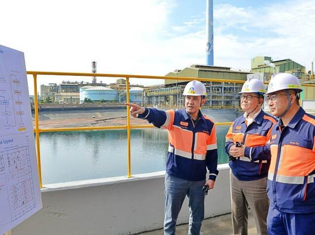 ▲ ▲ 최윤범 고려아연 회장이 울산 온산제련소를 방문해 게르마늄 공장 신설 준비 현장을 점검하고 있다. ⓒ고려아연