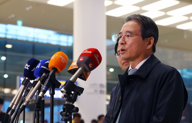 ▲ 관세협상 후속 협의를 위해 미국 워싱턴 D.C.를 방문했던 김용범 정책실장이 19일 인천국제공항 제2터미널 입국장으로 귀국해 취재진 질문에 답하고 있다. ⓒ뉴시스