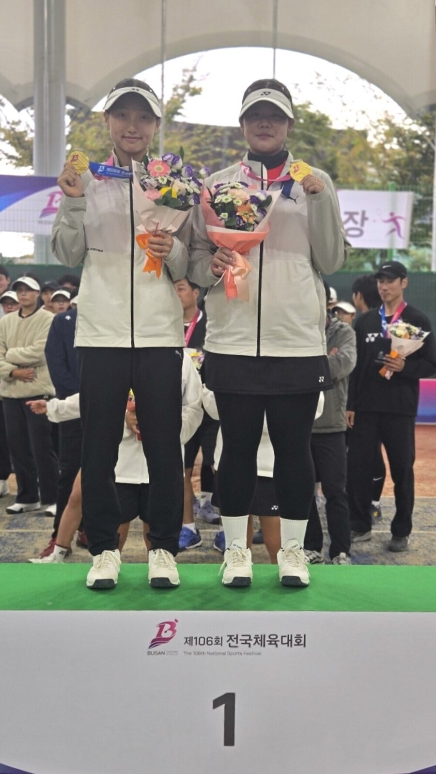 ▲ 소프트테니스 여자18세이하부에 참가한 방나린, 김태연(서진여고)이 개인복식 정상ⓒ광주광역시체육회 제공