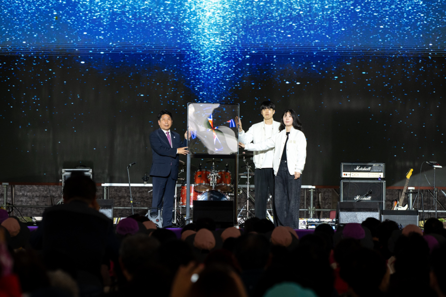 ▲ 김창규 제천국제한방천연물산업엑스포 조직위원회 이사장이 폐막식에서 퍼포먼스를 하고 있다. ⓒ조직위원회