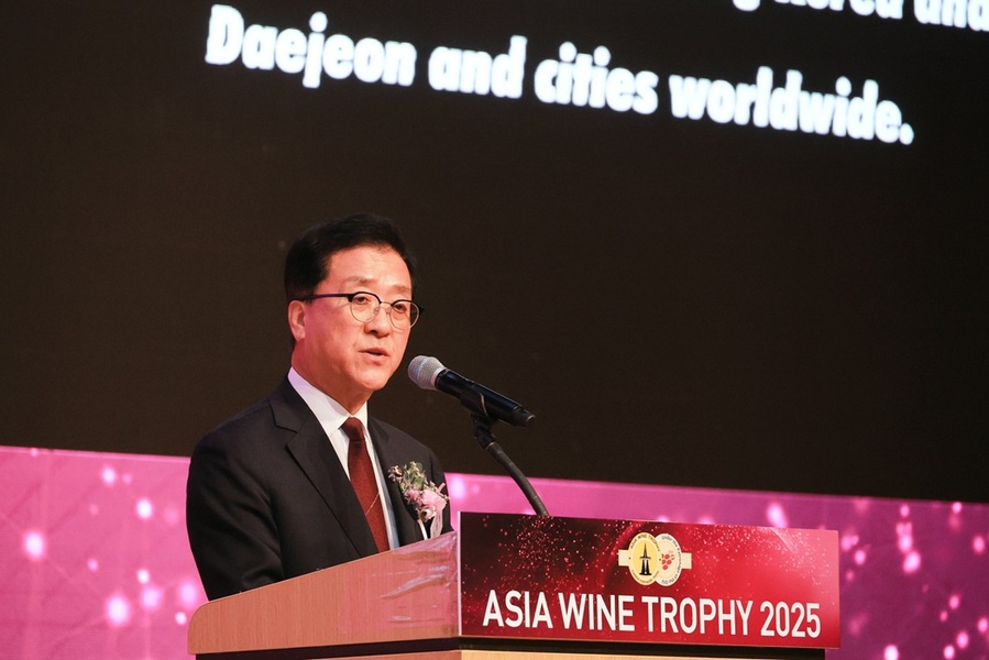 ▲ 19일 대전컨벤션센터에서 열린 2025 대전 국제와인엑스포에서 조원희 대전시의회 의장의 축사 장면.ⓒ대전시의회