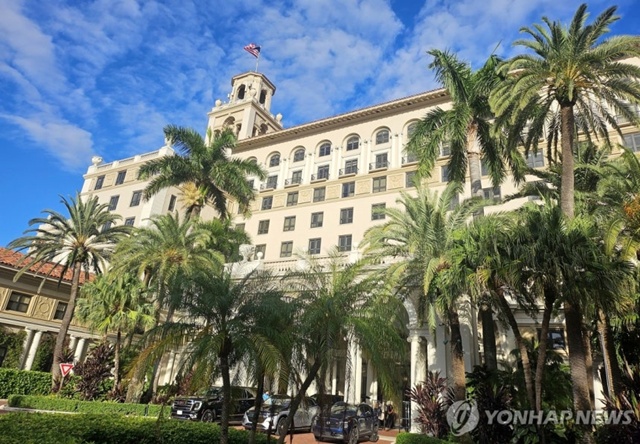 ▲ 한국 기업 총수들을 도널드 트럼프 미국 대통령과의 골프 회동에 초청한 손정의 일본 소프트뱅크 회장이 묵은 것으로 추정되는 플로리다주 팜비치 섬의 5성급 호텔의 모습. 251018 ⓒ연합뉴스