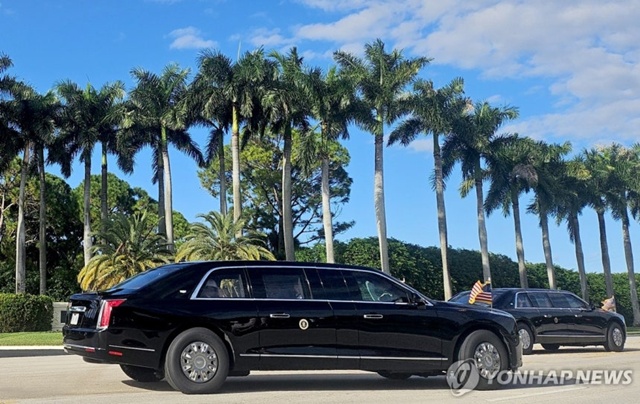 ▲ 도널드 트럼프 미국 대통령이 한국의 4대 그룹 총수 등 아시아 기업 대표들과 플로리다주 웨스트팜비치에 있는 자신의 골프장 '트럼프 인터내셔널 골프클럽'에서 라운딩을 마치고 나오는 모습. 251018 ⓒ연합뉴스