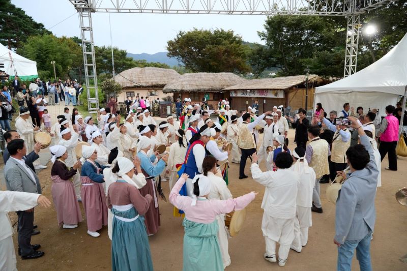 ▲ 제24회 외암민속마을 짚풀문화제가 열리고 있다.ⓒ아산시