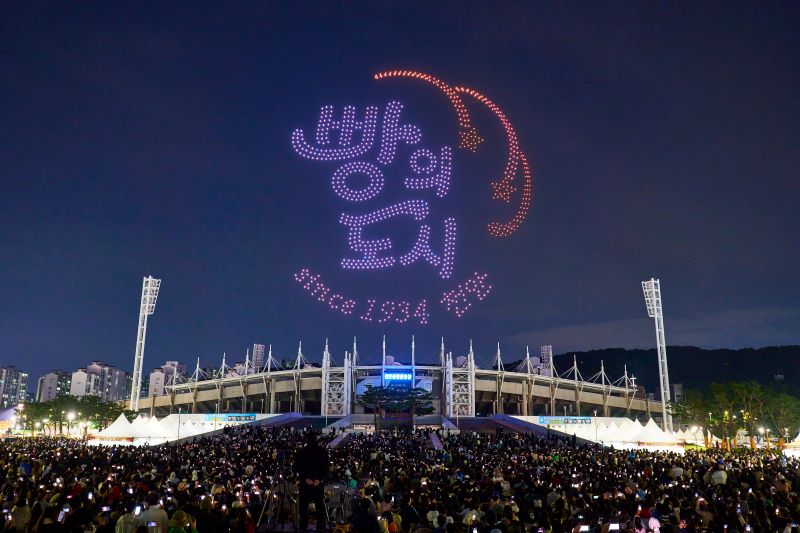 ▲ 2025 빵빵데이 천안이 열린 천안종합운동장 밤하늘에 드론쇼가 펼쳐지고 있다.ⓒ천안시