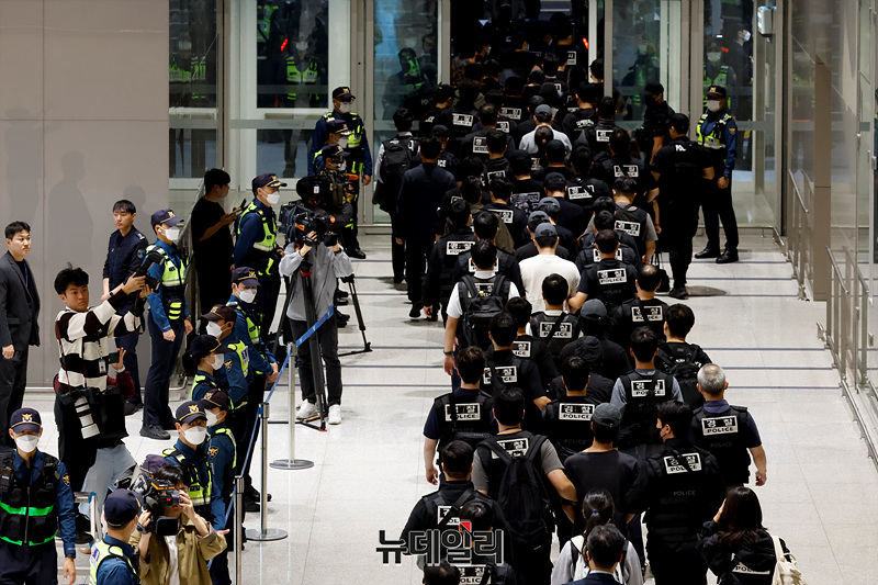 ▲ 캄보디아에서 보이스피싱 등 범죄에 가담했다가 현지 경찰 조사를 받고 이민 당국에 구금됐던 한국인 64명이 지난 18일 오전 인천국제공항 제2여객터미널을 통해 송환되고 있다. (인천=서성진 기자)