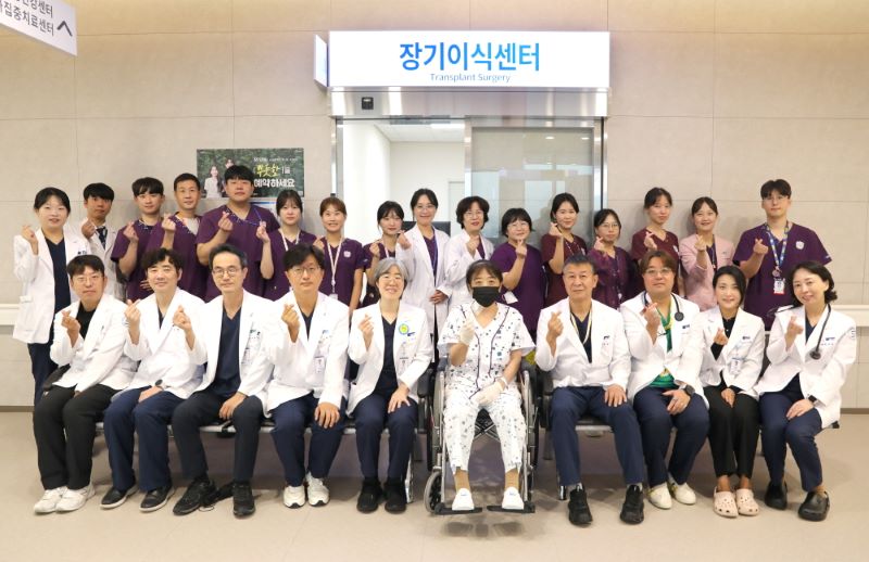 ▲ 순천향대학교 부속 천안병원 새병원 개원 후 첫 생체 간이식 수술을 성공적으로 마친 의료진이 기념촬영을 하고 있다.ⓒ순천향대천안병원