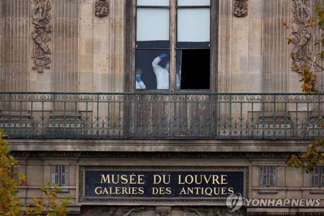 ▲ 루브르 박물관 범행 현장의 감식팀. 로이터 연합뉴스. 251020 ⓒ연합뉴스
