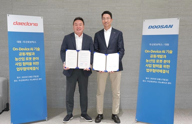 ▲ ‘온디바이스 AI 기술 공동 개발 및 농산업 로봇 분야 사업 협력’을 위한 업무협약(MOU)에서 두산로보틱스 김민표 대표(오른쪽)가 ㈜대동 원유현 부회장과 기념사진을 촬영하고 있다. ⓒ두산로보틱스