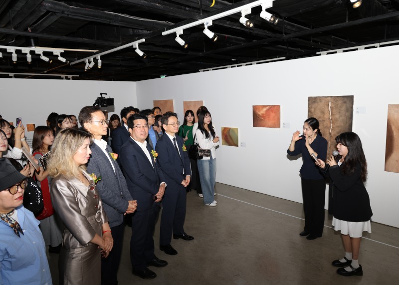 ▲ 지난 17일 열린 '감각의 서사' 전시 개막식 전경.ⓒ서울문화재단