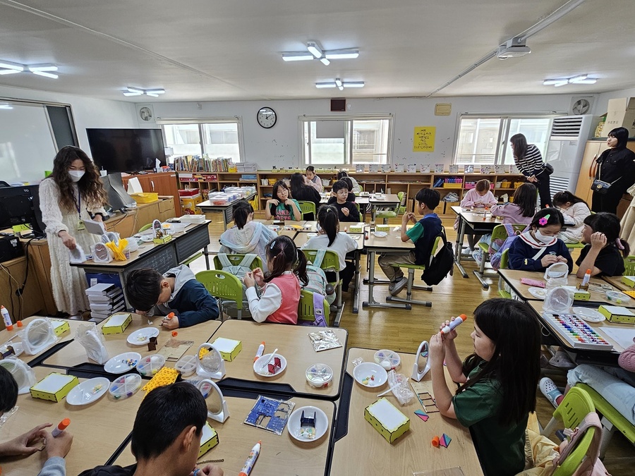 ▲ 경북교육청(교육감 임종식)은 30일까지 학교 현장의 실질적인 사교육비 절감과 공교육 신뢰 회복을 위해 도내 초․중․고등학교를 대상으로 ‘2025년 사교육 경감 실천 사례 공모’를 추진한다(옥계동부초등학교 방과후활동 모습).ⓒ경북교육청