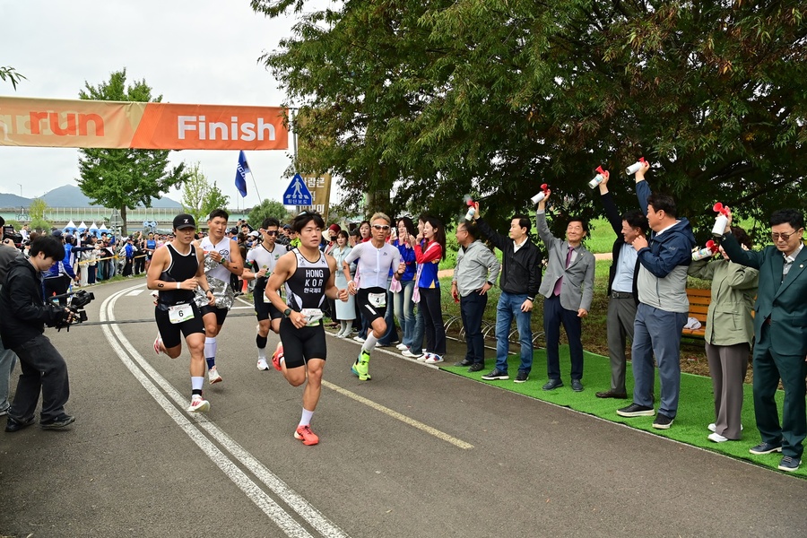 ▲ 전국에서 모인 1,000여 명의 철인들은 수려한 고령의 자연을 배경으로 열띤 레이스를 펼쳤다.ⓒ고령군