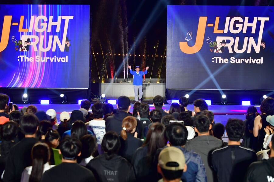 ▲ 김한종 장성군수가 'J-라이트 런' 출발을 알리기 위해 무대 위에 오르고 있다.ⓒ장성군 제공