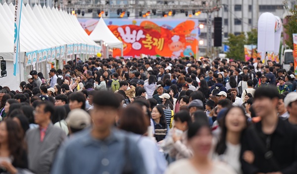 ▲ ‘2025 대전 빵축제’가 18~19일 소제동과 대동천 일대에서 관람객 20만 여명이 찾으며 국내 최고 빵 도시 대전의 위상을 확인시켰다. ⓒ대전관광공사