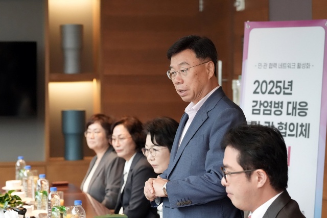 ▲ 신상진 성남시장이 20일 코트야드 바이 메리어트 서울 판교에서 열린 ‘감염병 대응 민관 협의체 조찬 간담회’에서 대응 방안을 제시하고 있다. ⓒ성남시 제공