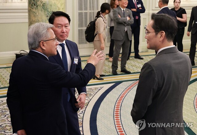▲ 이재용 삼성전자 회장과 최태원 대한상공회의소 회장 겸 SK그룹 회장이 25일(현지시간) 미국 워싱턴DC 윌라드 호텔에서 열린 한미 비즈니스 라운드 테이블 리셉션에서 젠슨 황 엔비디아 최고경영자(CEO)와 대화하고 있다.ⓒ연합뉴스