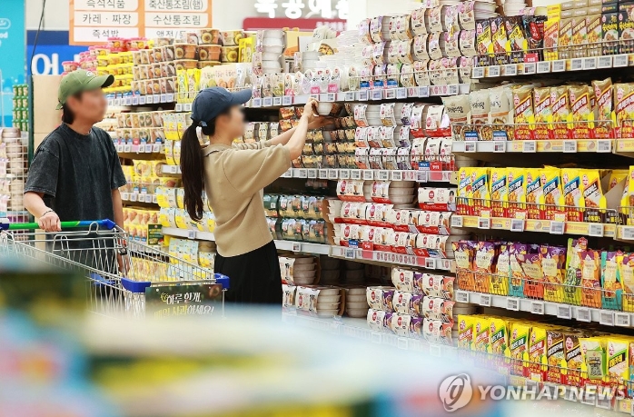 ▲ 서울의 한 대형마트에서 장을 보는 시민들.ⓒ연합뉴스