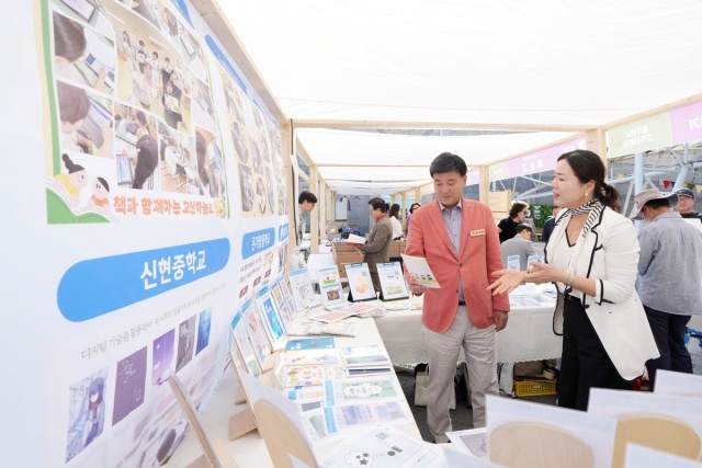 ▲ 방세환 광주시장이 제9회 광주시 북 페스티벌에서 행사 부스를 둘러보고 있다. ⓒ광주시 제공
