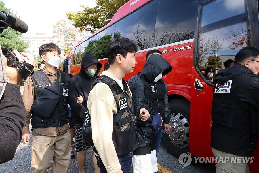 ▲ 20일 오전 충남 홍성 대전지법 홍성지원에서 구속 전 피의자심문(영장실질심사)을 마친 일부 캄보디아 송환 피의자들이 법정을 나오고 있다. 이날 홍성지원에서는 충남경찰청에서 사기 혐의로 수사받는 캄보디아 송환자 45명의 영장실질심사가 열리고 있다. ⓒ연합뉴스