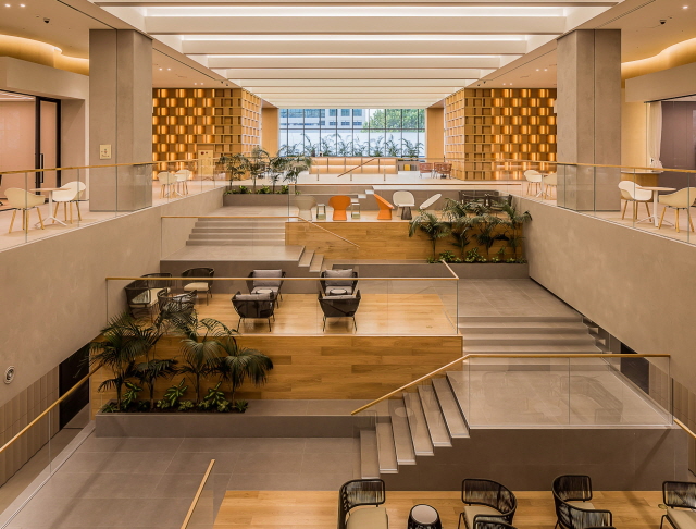 ▲ 현대모비스 의왕연구소 1층 소통의 언덕(Grand Stair) 전경ⓒ현대엔지니어링