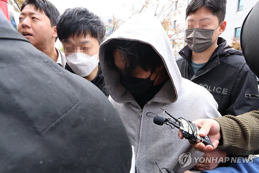 ▲ 20일 오전 충남 홍성 대전지법 홍성지원에서 구속 전 피의자심문(영장실질심사)을 마친 일부 캄보디아 송환 피의자들이 법정을 나와 타고 왔던 버스에 올라타고 있다. 이날 홍성지원에서는 충남경찰청에서 사기 혐의로 수사받는 캄보디아 송환자 45명의 영장실질심사가 열리고 있다. ⓒ연합뉴스