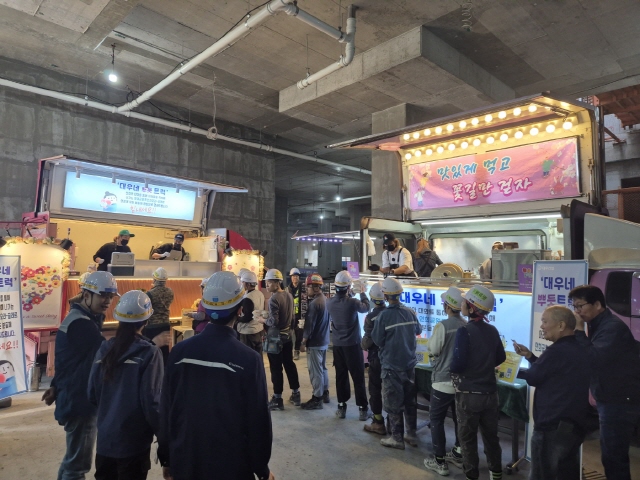 ▲ 연희공원 푸르지오 라끌레르 현장에 간 '대우네 뿌듯트럭'ⓒ대우건설