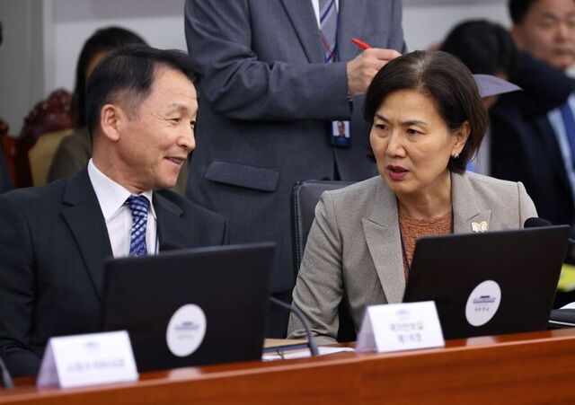 ▲ 김현종 안보1차장과 오현주 안보3차장이 18일 서울 용산 대통령실 청사에서 열린 수석보좌관회의에서 대화를 하고 있다. ⓒ뉴시스