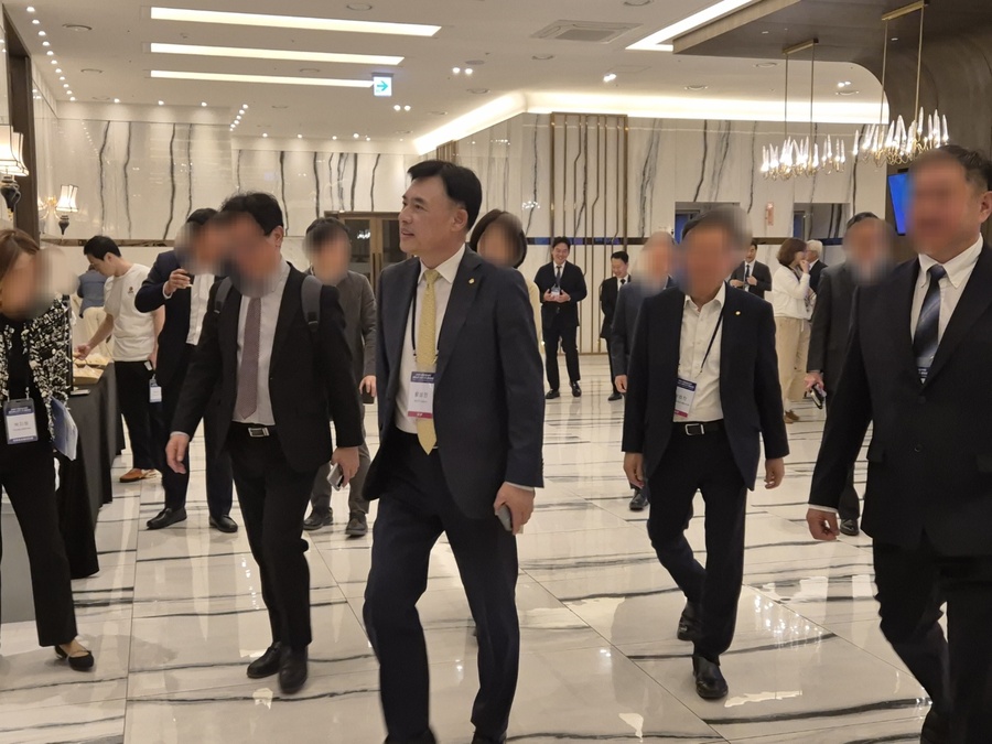 ▲ 20일 여의도에 위치한 중소기업중앙회에서 열린 2025 식품산업 ESG 공동실천 선언식 및 경영포럼에 황성만 오뚜기 대표이사가 참석하고 있다.ⓒ조현우 기자