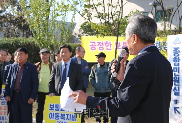 ▲ 황순덕 세종사랑시민연합회장이 20일 오전 세종시청 앞에서 '세종시의 보통교부세 불공정 규탄대회'에서 주민들의 동참을 호소하고 있다.ⓒ이길표 기자