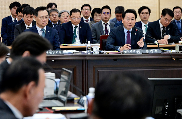 ▲ 20일 인천시 국감에서 여야의원들의 수도권매립지 사용 종료에 대한 질의에  유정복 시장이  답변하고 있다. ⓒ 인천시 제공