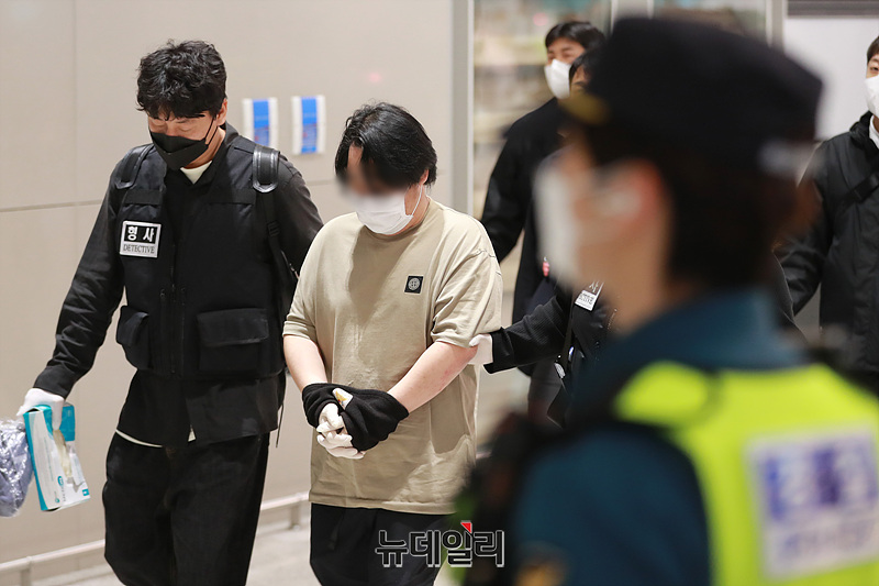 ▲ 캄보디아에서 보이스피싱 등 범죄에 가담했다가 현지 경찰 조사를 받고 이민 당국에 구금됐던 한국인 64명이 18일 오전 인천국제공항 제2여객터미널을 통해 송환되고 있다. ⓒ인천=서성진 기자