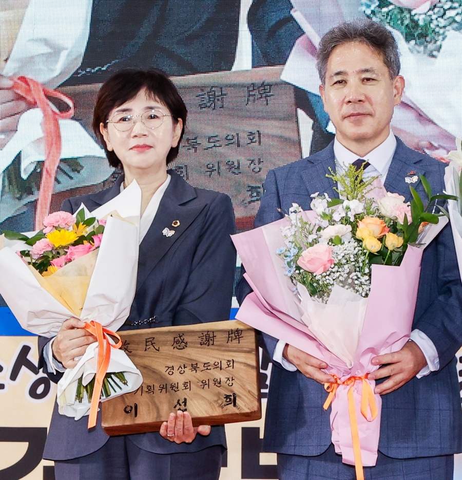 ▲ 경북도의회 이선희 기획경제위원장(청도, 국민의힘)이 10월 18일 울진 후포마리나항 일원에서 열린 ‘2025년 경북도 소상공인대회’에서 목민감사패를 수상했다.ⓒ경북도의회