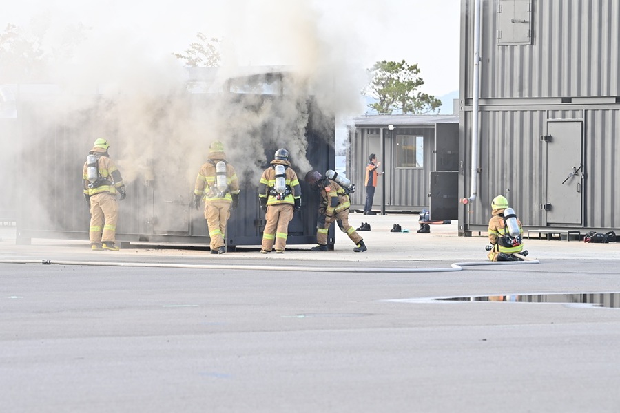 ▲ 충남소방본부는 20일 청양 충남119복합타운에 마련된 ‘친환경연료 화재대응훈련센터’를 준공했다. 사진은 훈련장면.ⓒ충남도