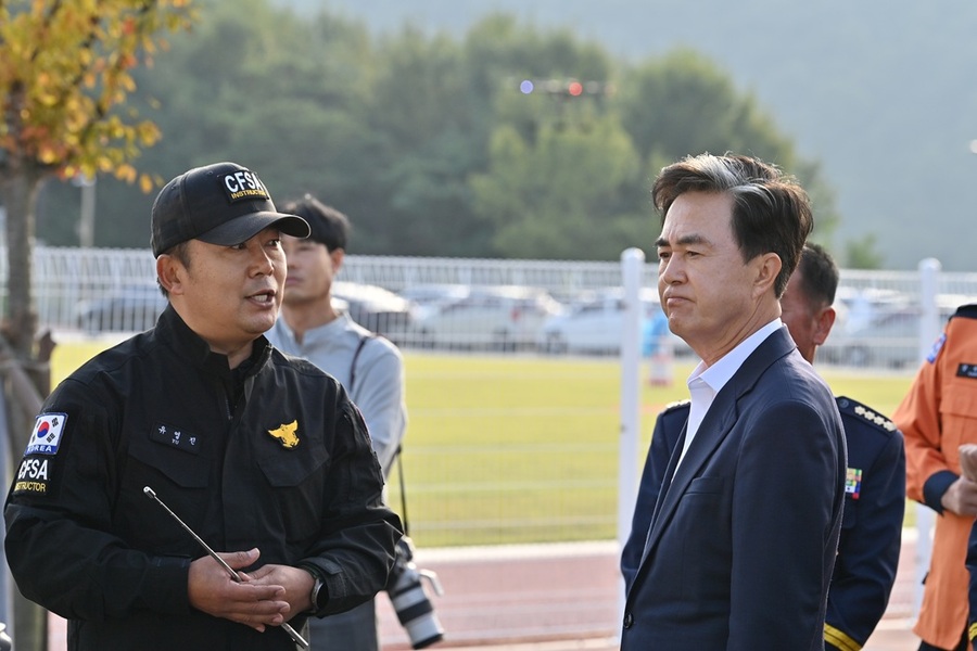 ▲ 김태흠 충남도지사가 20일 청양 충남119복합타운 ‘친환경연료 화재대응훈련센터’에서 보고를 받고 있다.ⓒ충남도